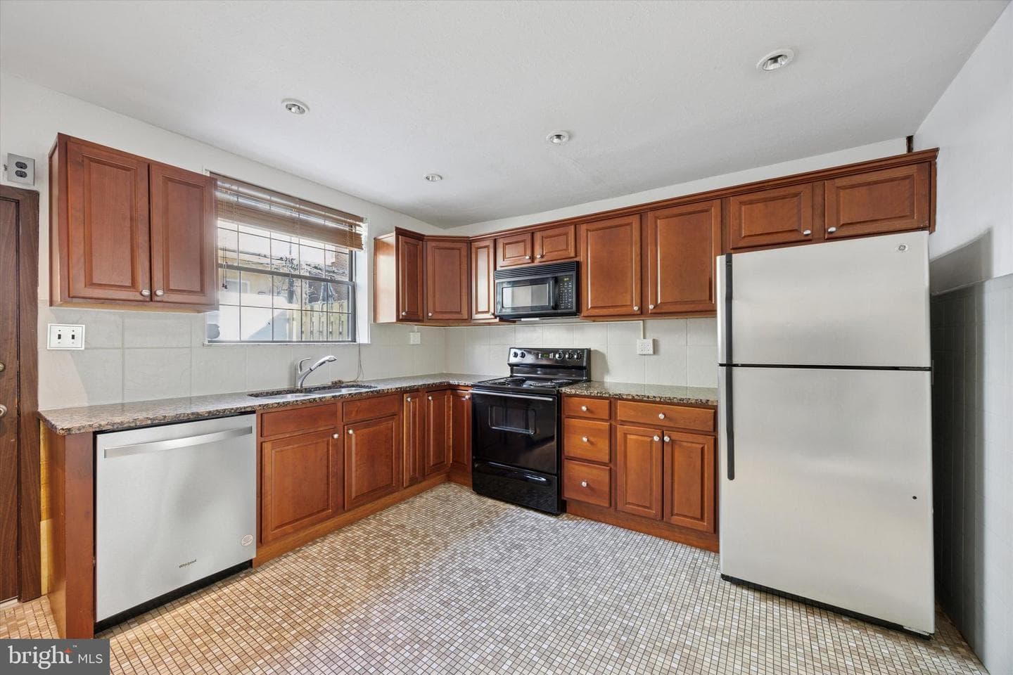 1029 Tree Street photo 8