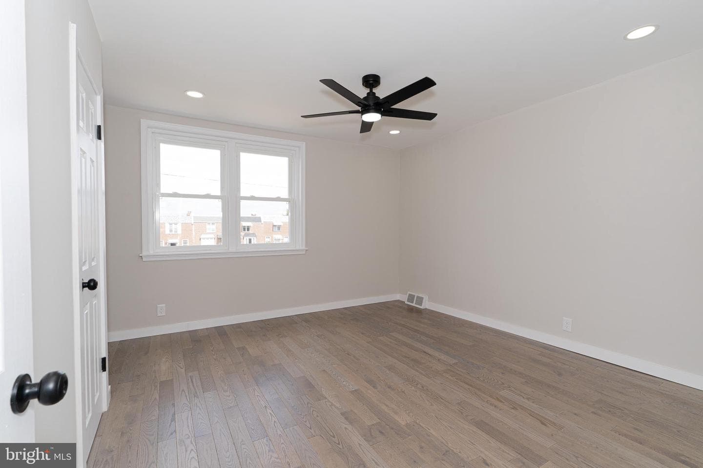 2040 Devereaux Avenue photo 17