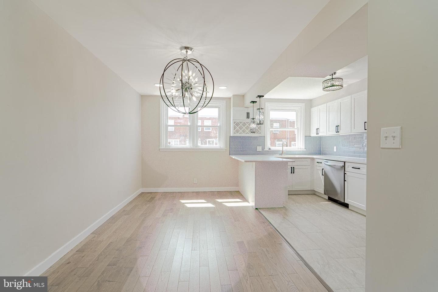 2040 Devereaux Avenue photo 2
