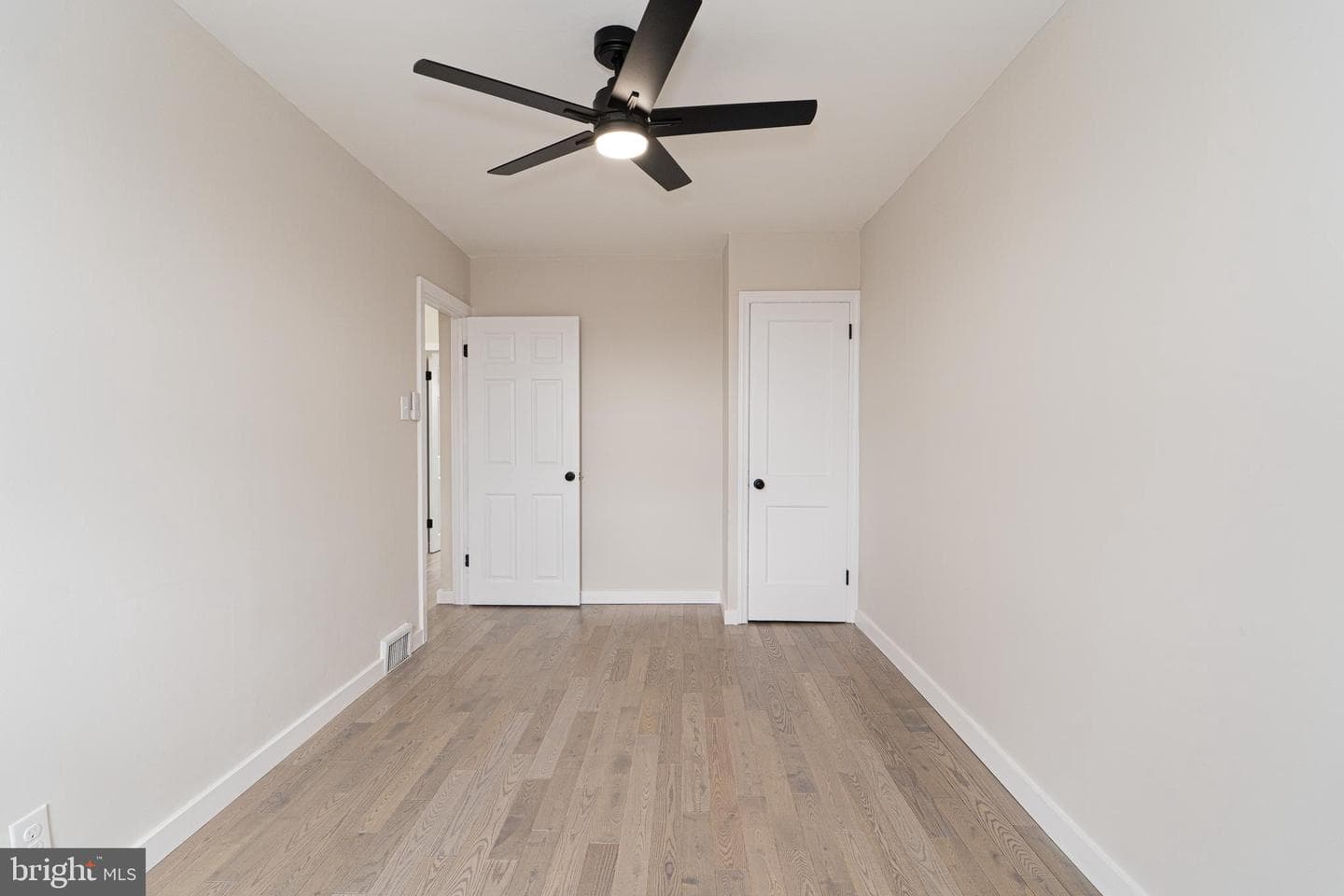2040 Devereaux Avenue photo 22
