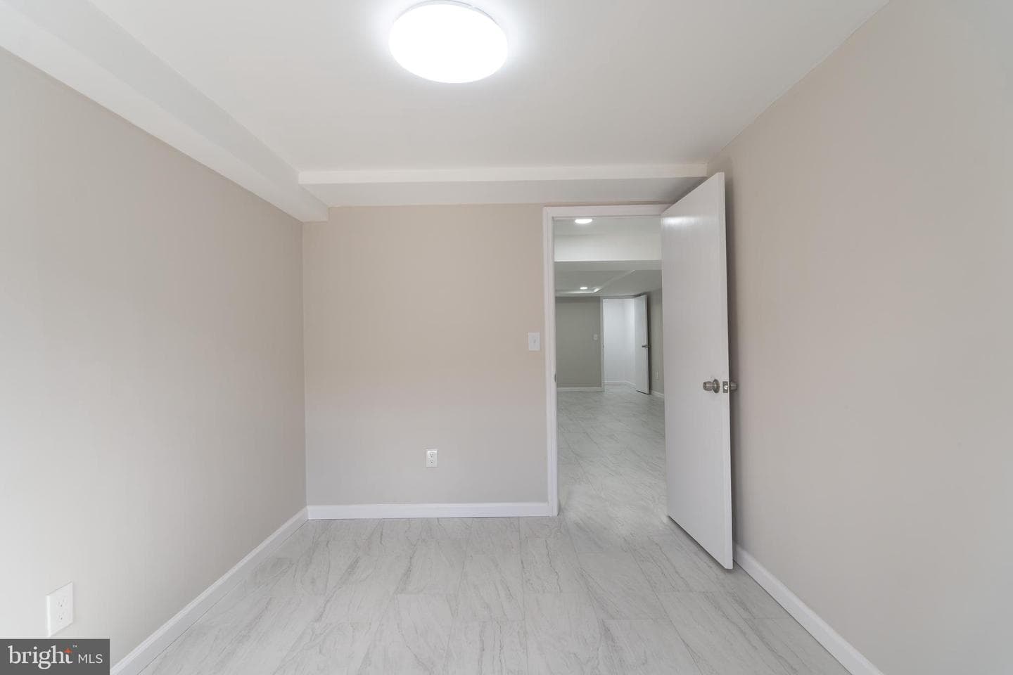 2040 Devereaux Avenue photo 30