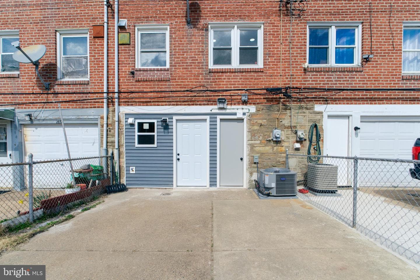 2040 Devereaux Avenue photo 37