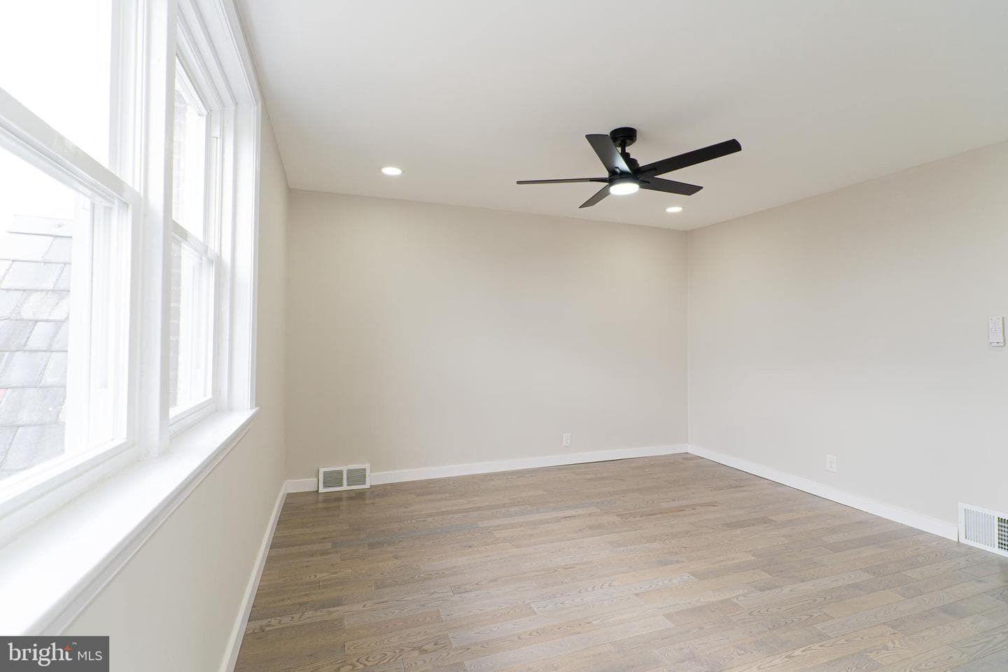 2040 Devereaux Avenue photo 6