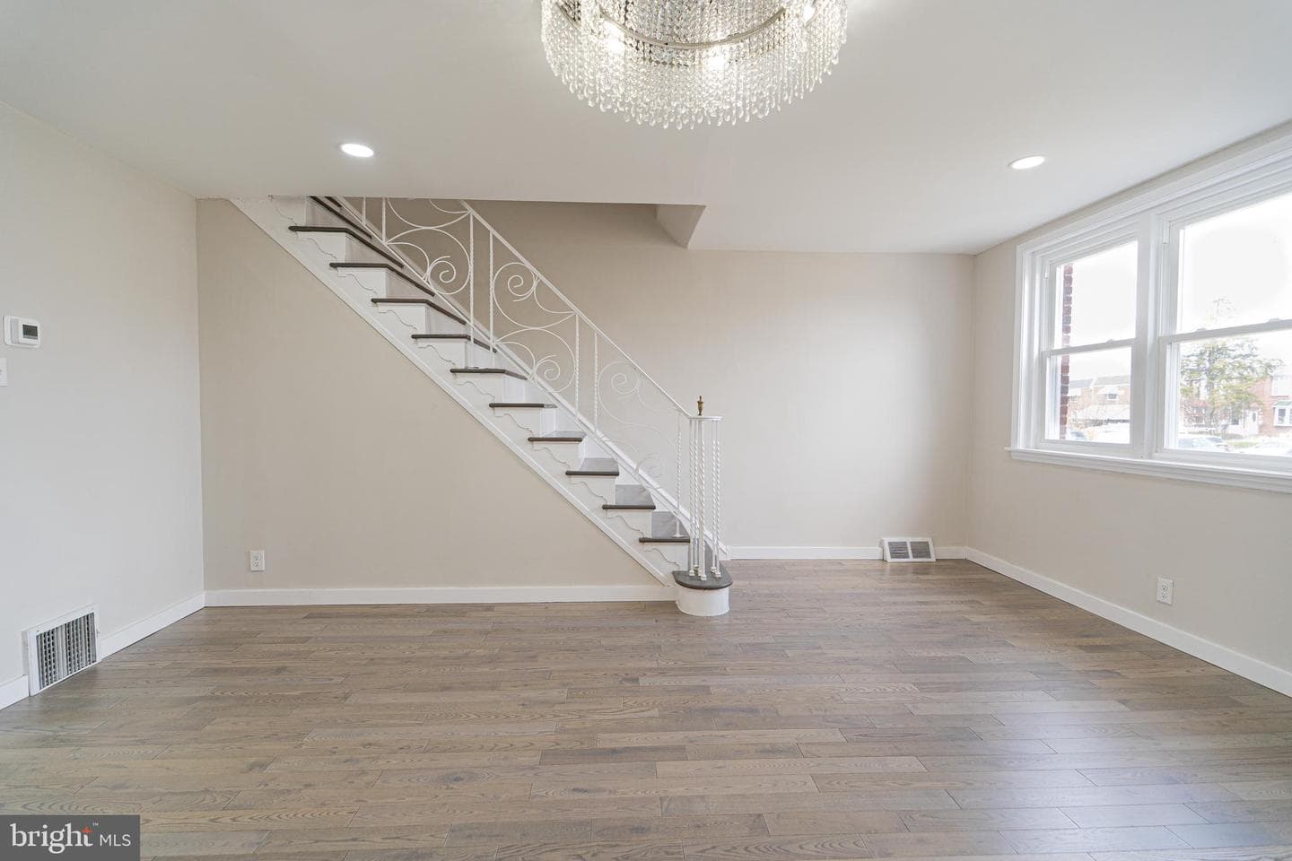 2040 Devereaux Avenue photo 9