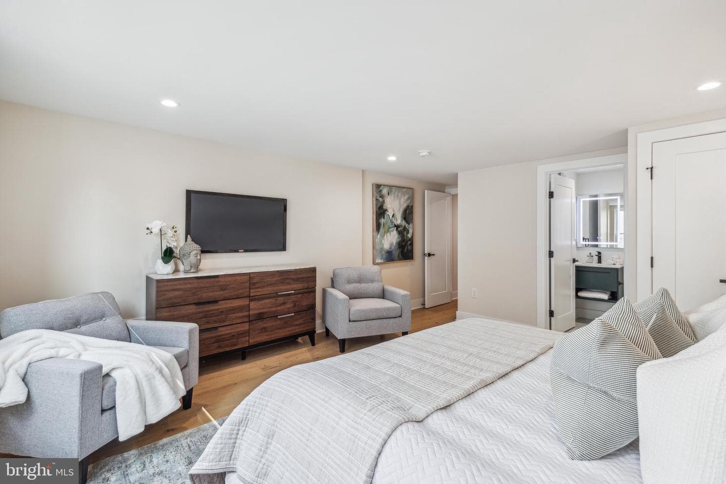 1240 E Fletcher Street photo 13