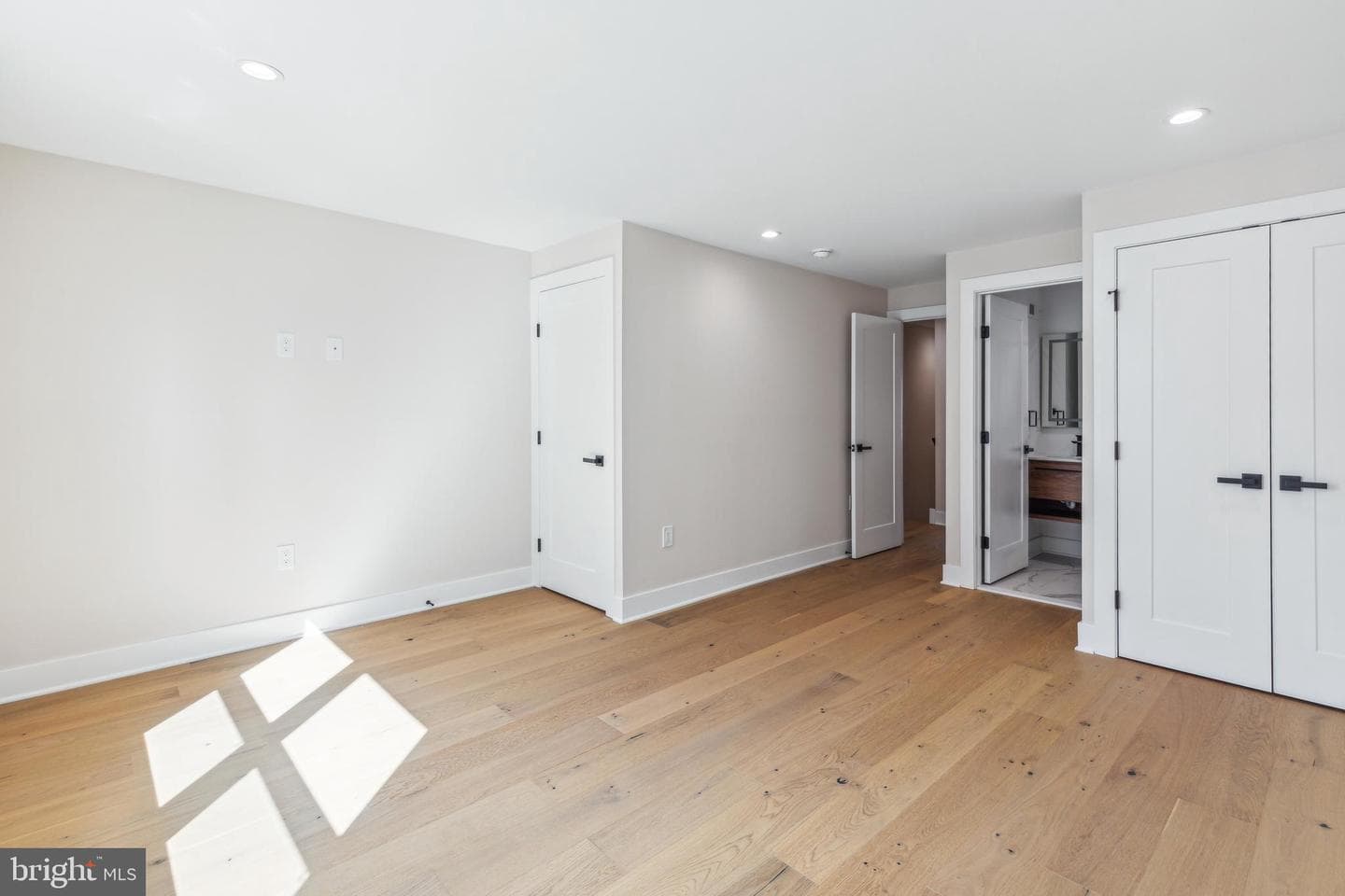 1240 E Fletcher Street photo 19