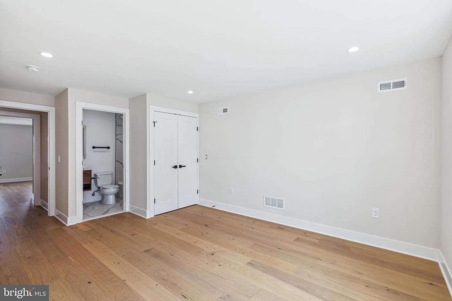 1240 E Fletcher Street photo 20