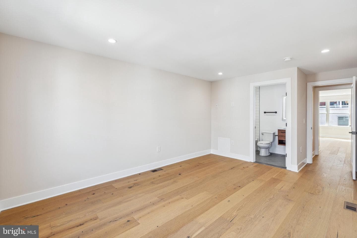1240 E Fletcher Street photo 27