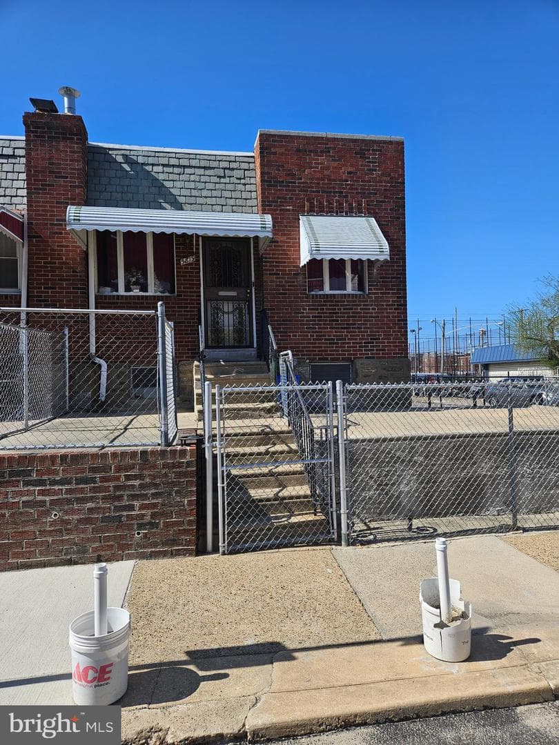 5819 Dickens Avenue photo 1