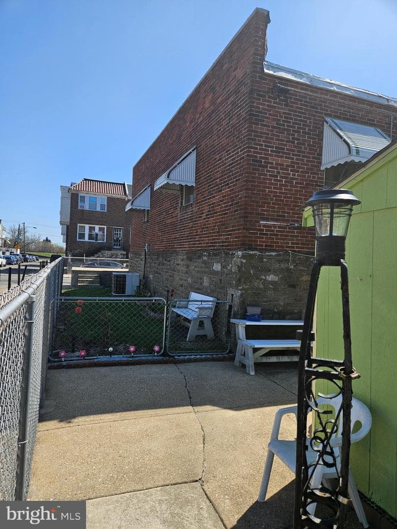 5819 Dickens Avenue photo 22