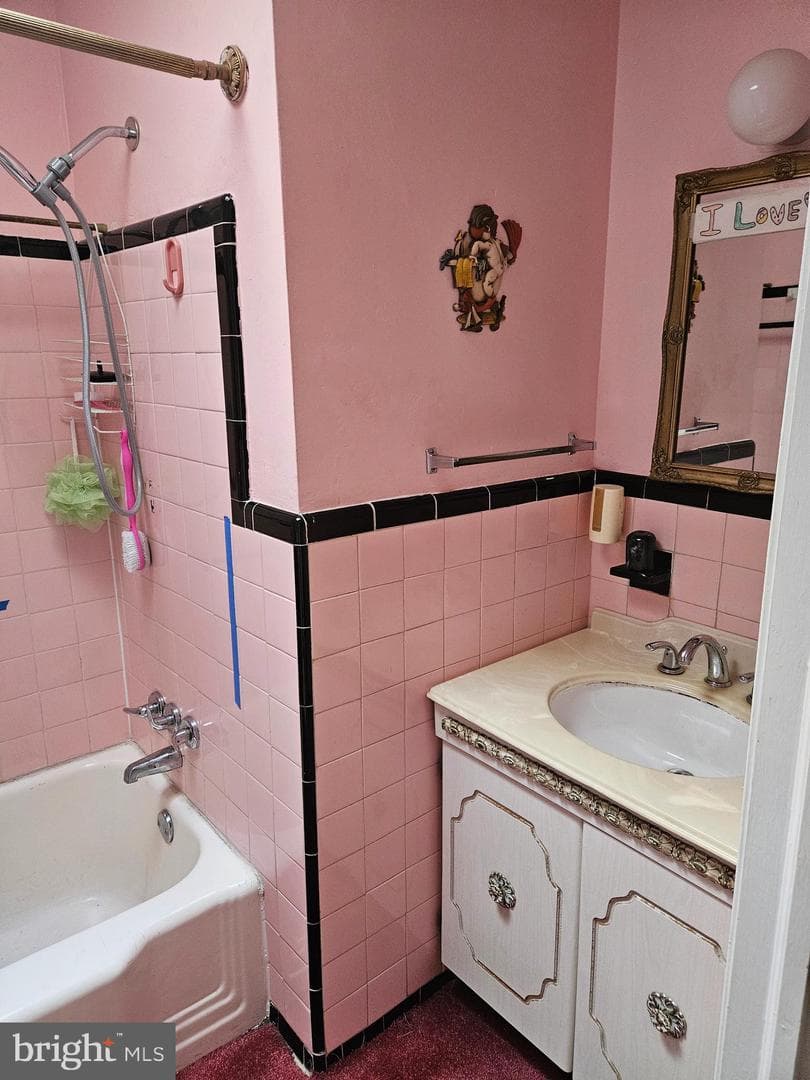 5819 Dickens Avenue photo 9
