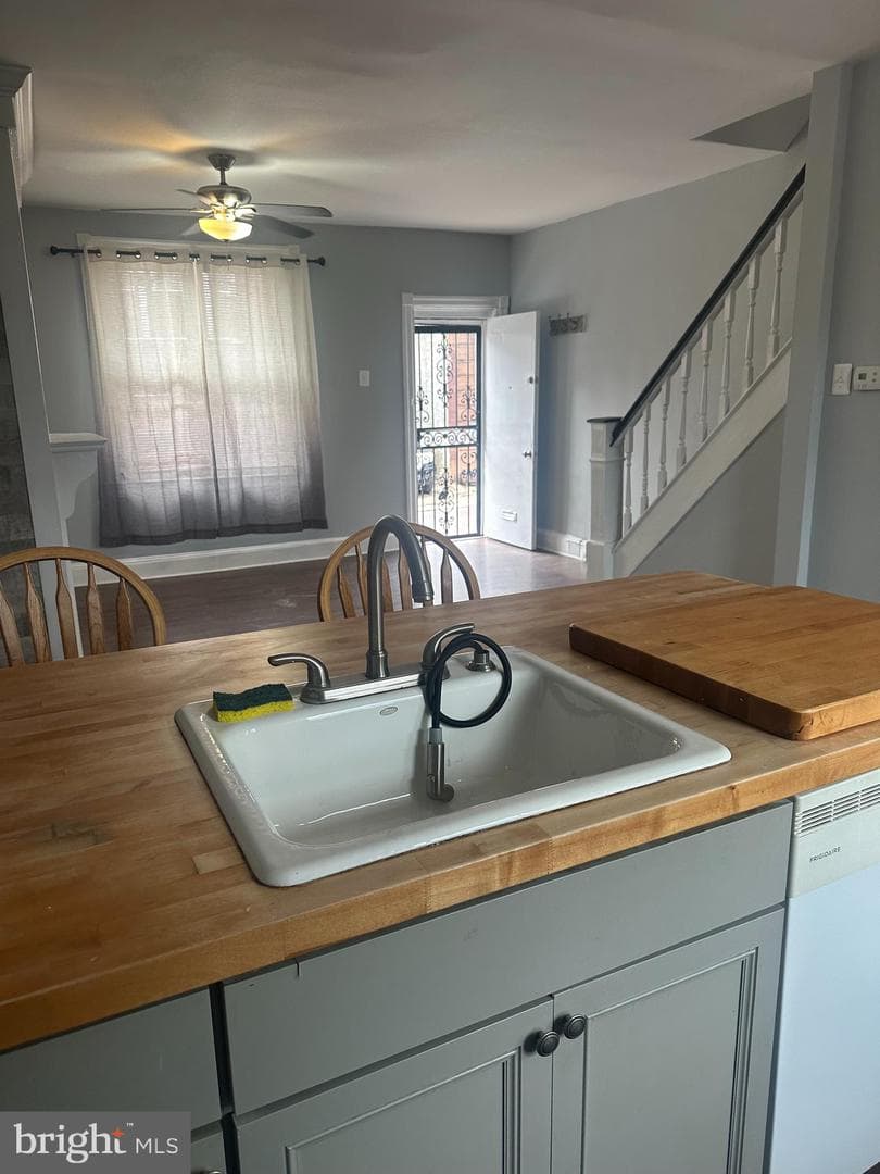 2245 Ruffner Street photo 4