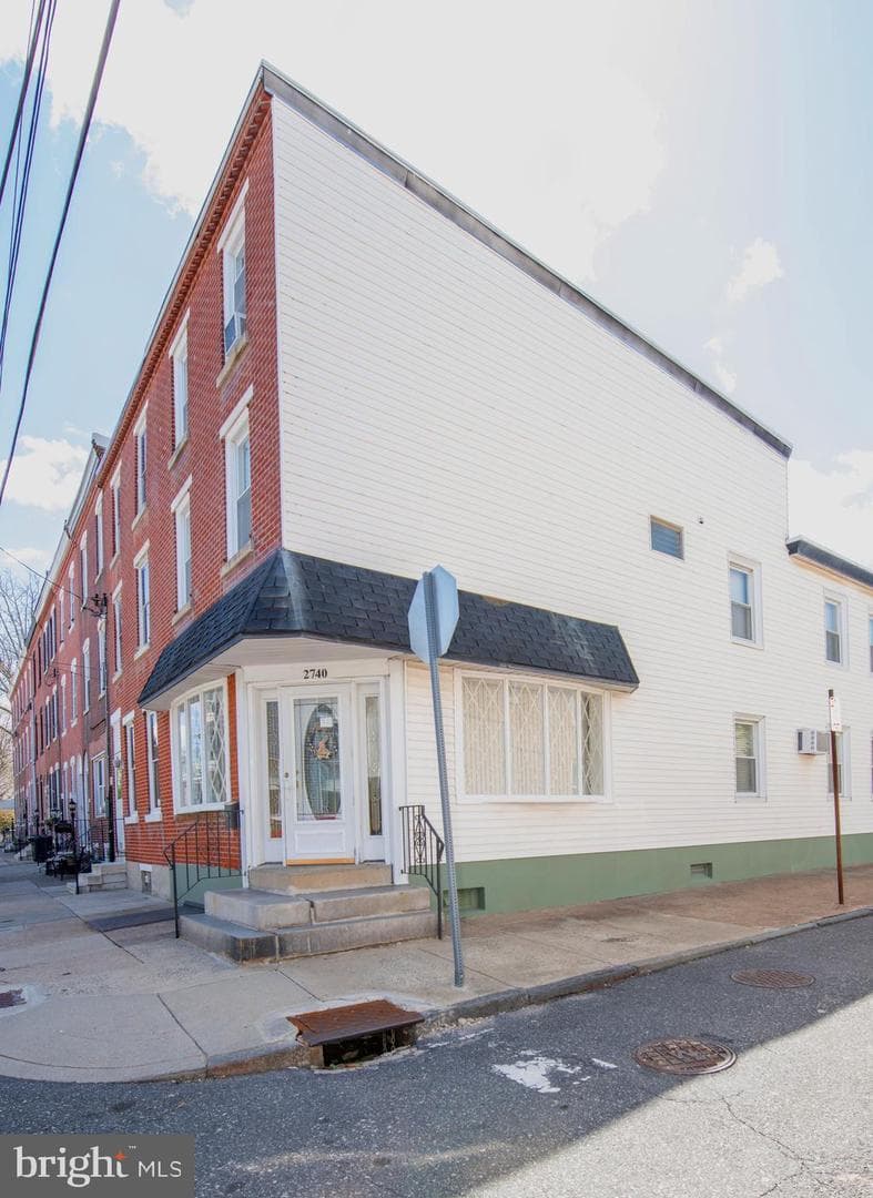 2740 Pratt Street photo 3
