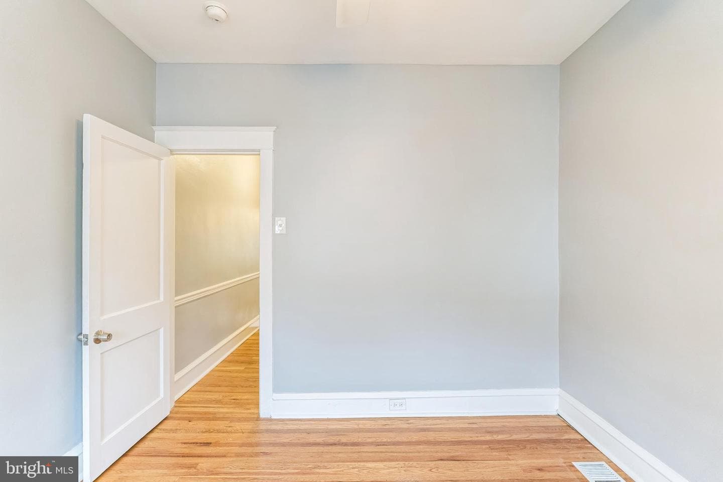 2122 S Lambert Street photo 24