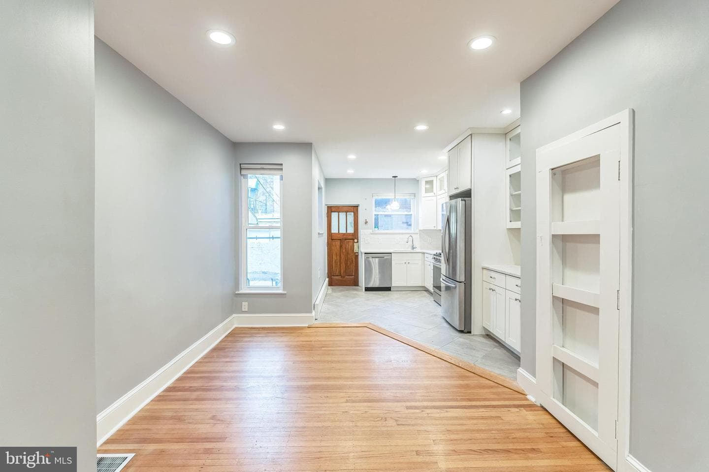 2122 S Lambert Street photo 8