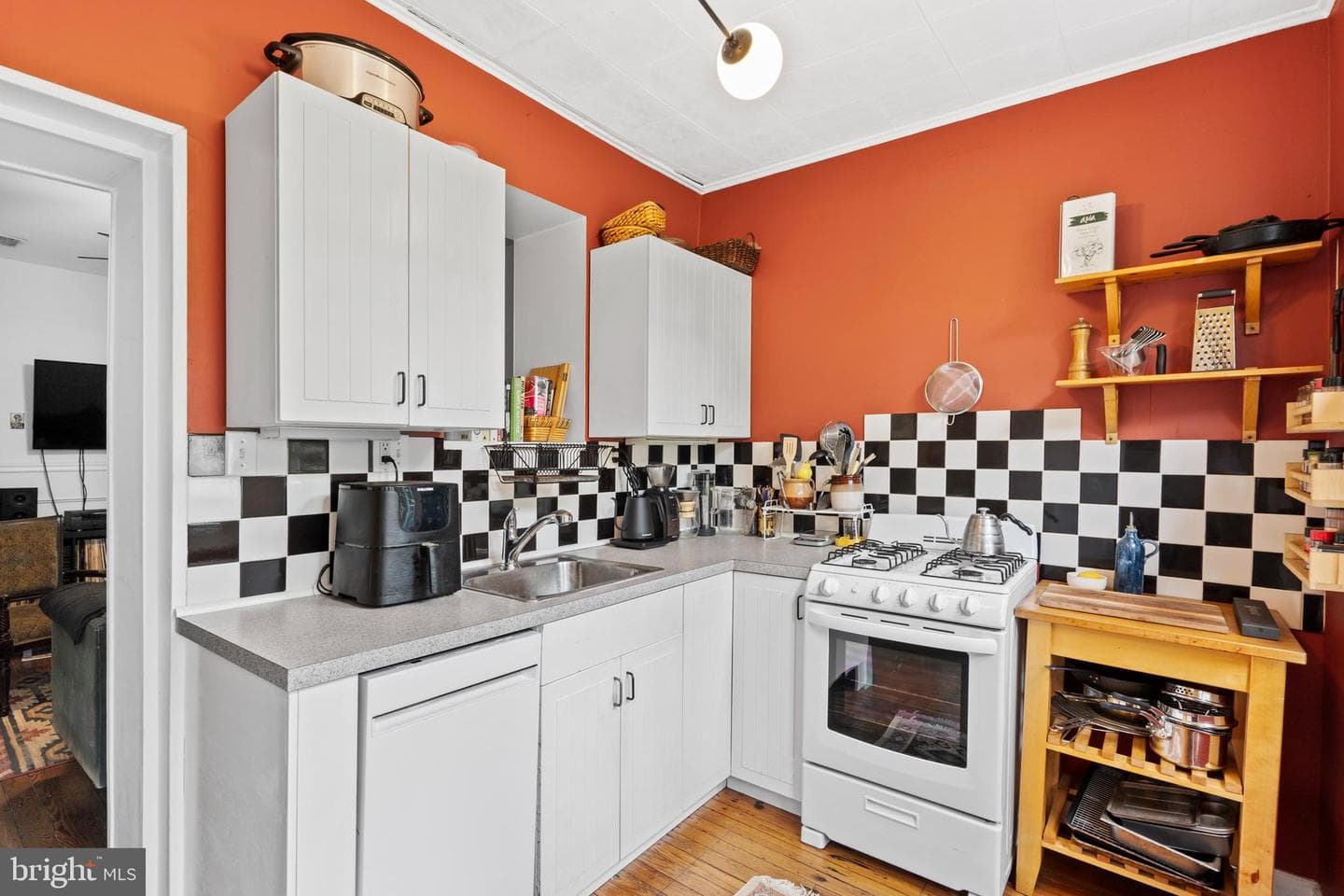 215 Krams Avenue photo 10