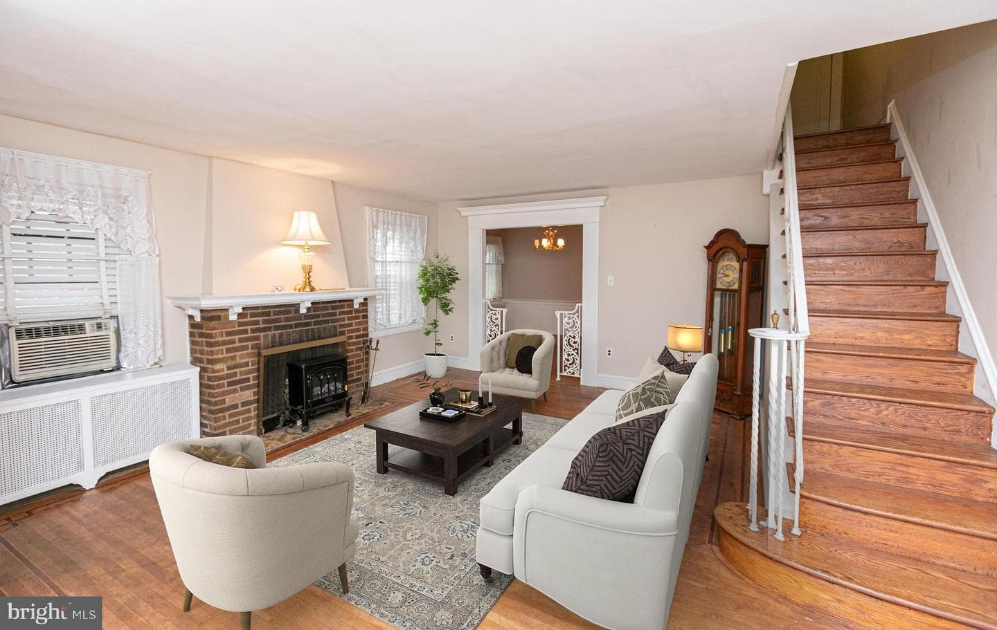 1052 Allengrove Street photo 2