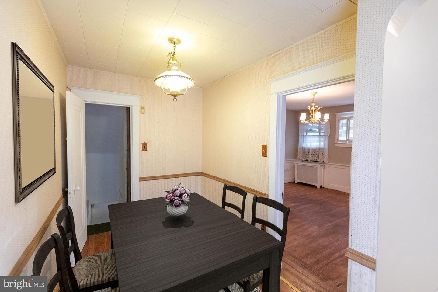 1052 Allengrove Street photo 4