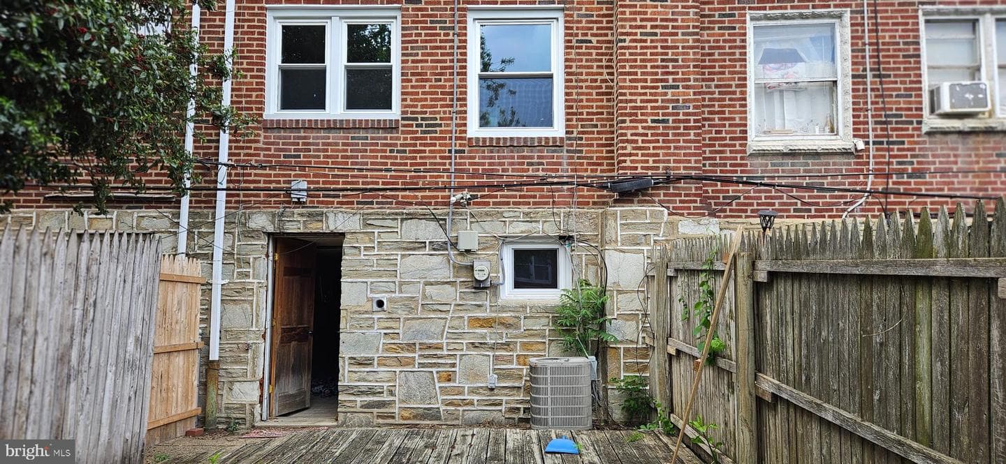 642 E Raymond Street photo 16