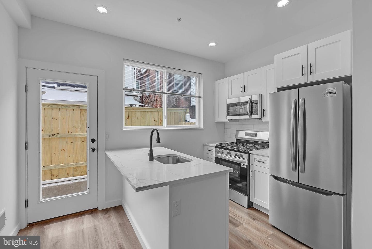 1526 W Seybert Street photo 2