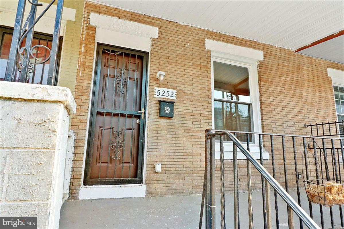 5252 Rodman Street photo 2