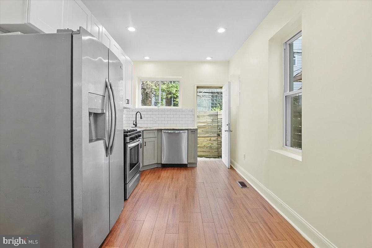 5252 Rodman Street photo 9