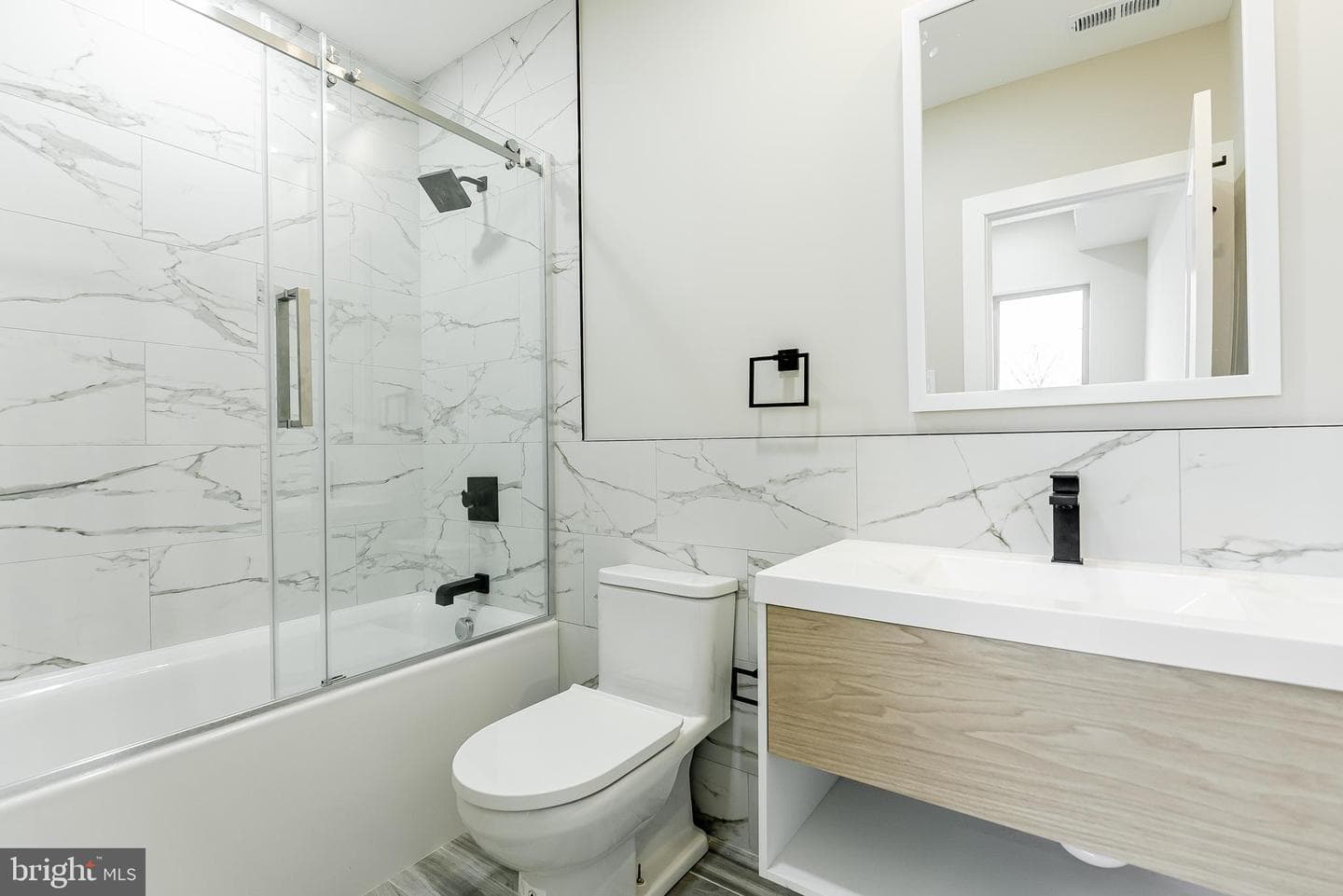 3233 Mercer Street photo 23