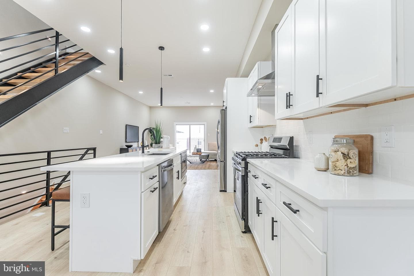 3233 Mercer Street photo 7