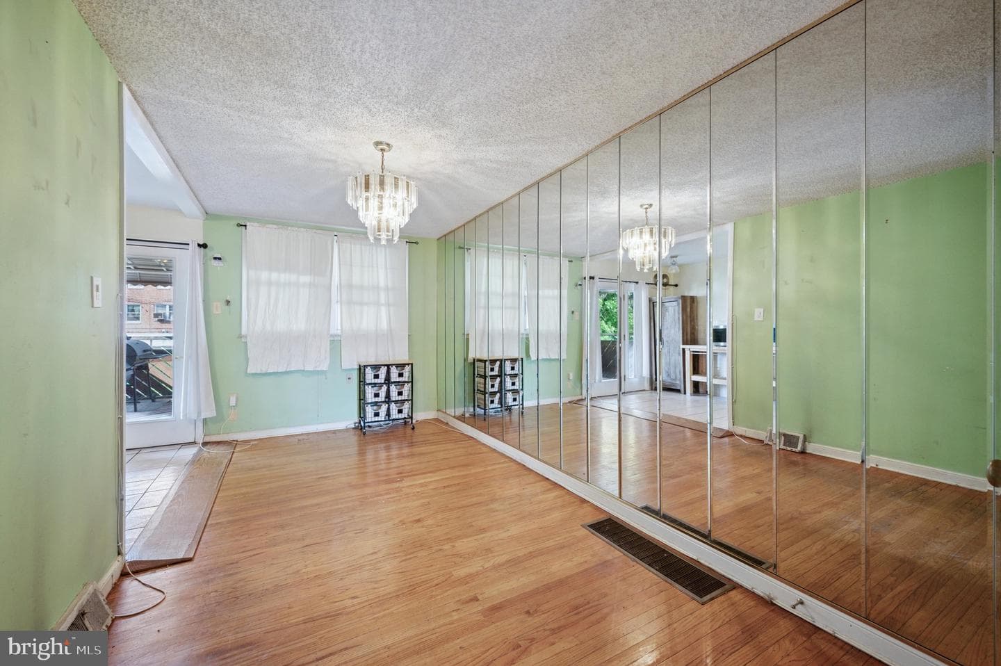 125 E Fariston Drive photo 4