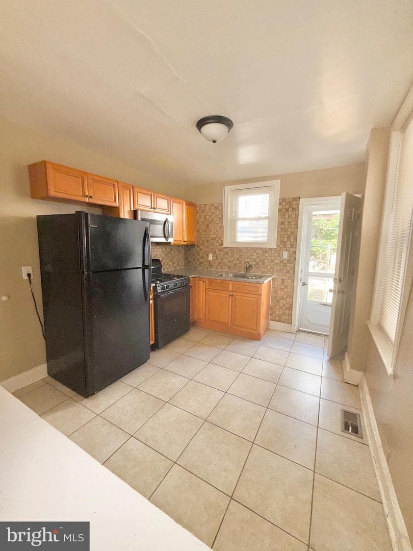 2735 N Sydenham Street photo 4