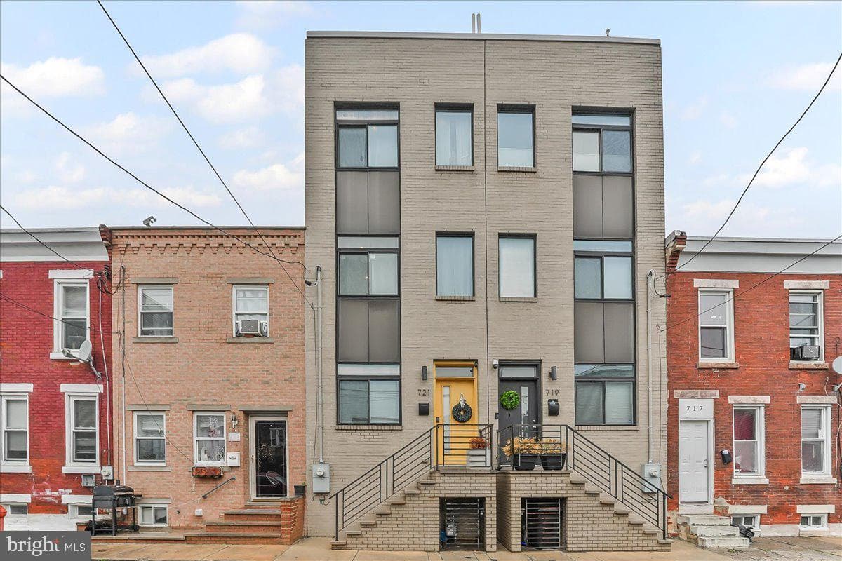 721 Daly Street photo 1