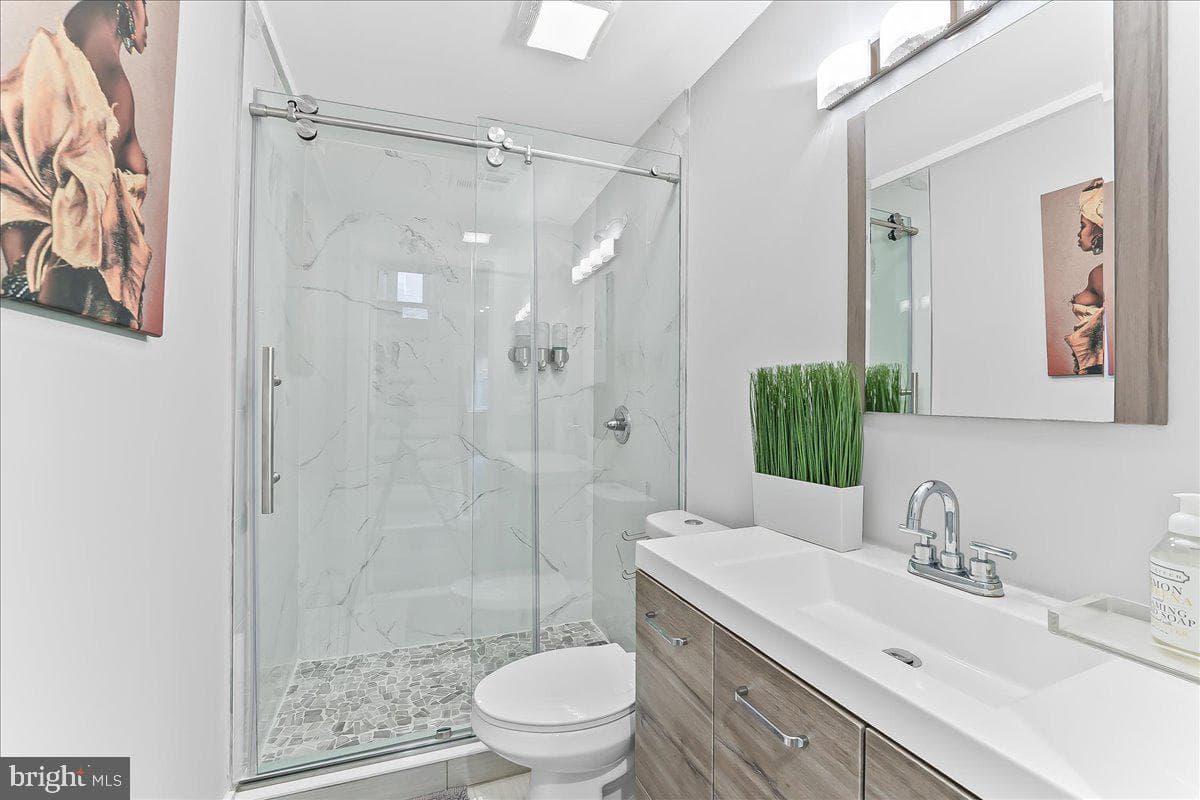 721 Daly Street photo 22