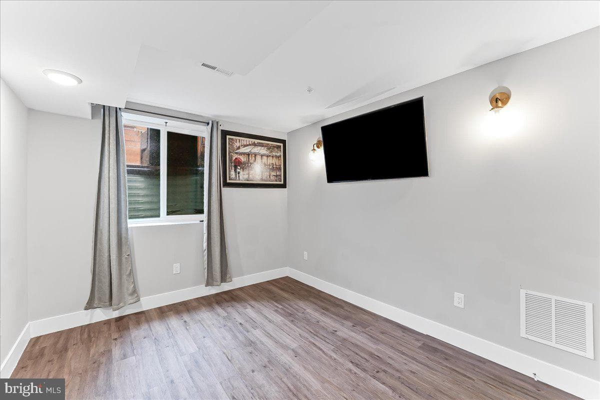 721 Daly Street photo 24