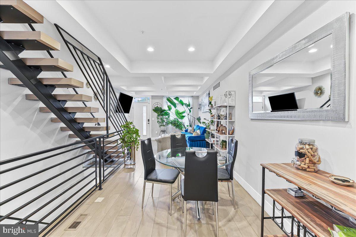 721 Daly Street photo 8