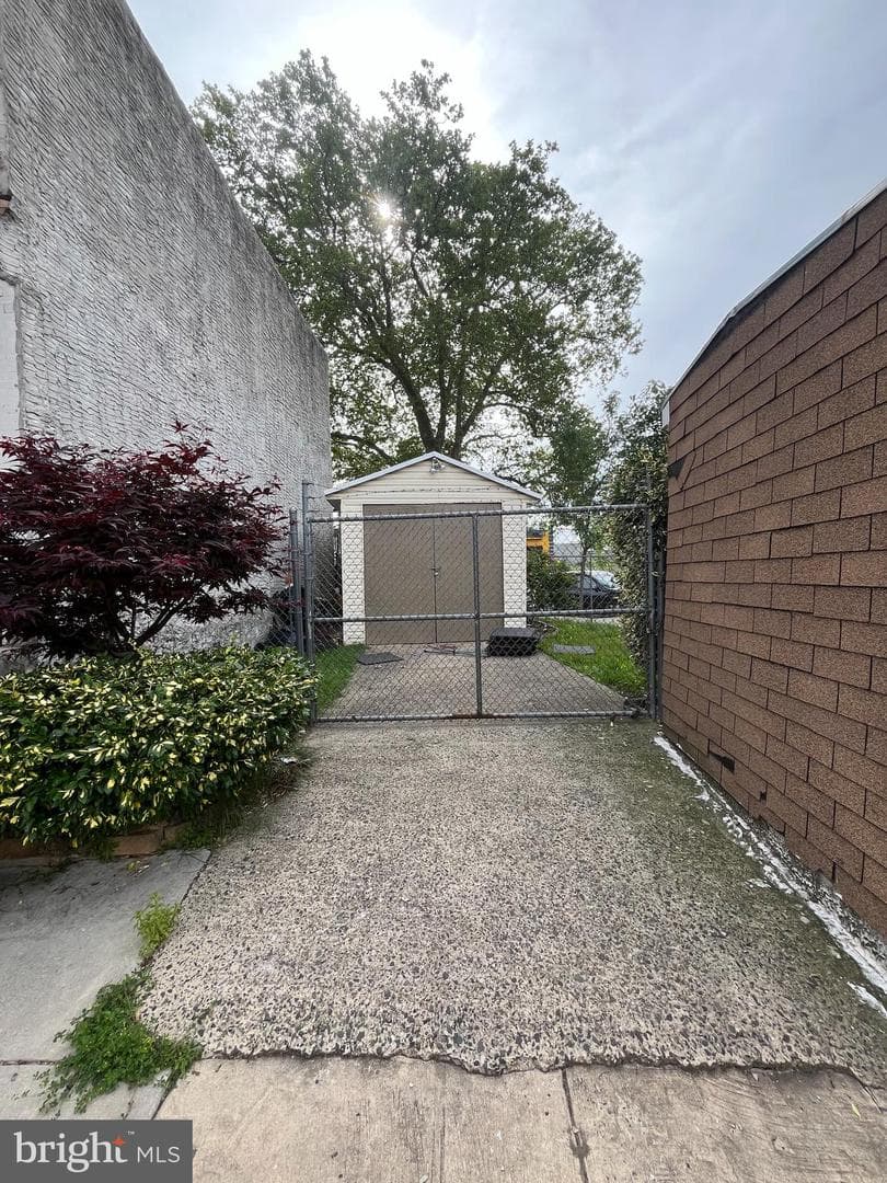 3639 N Darien Street photo 2