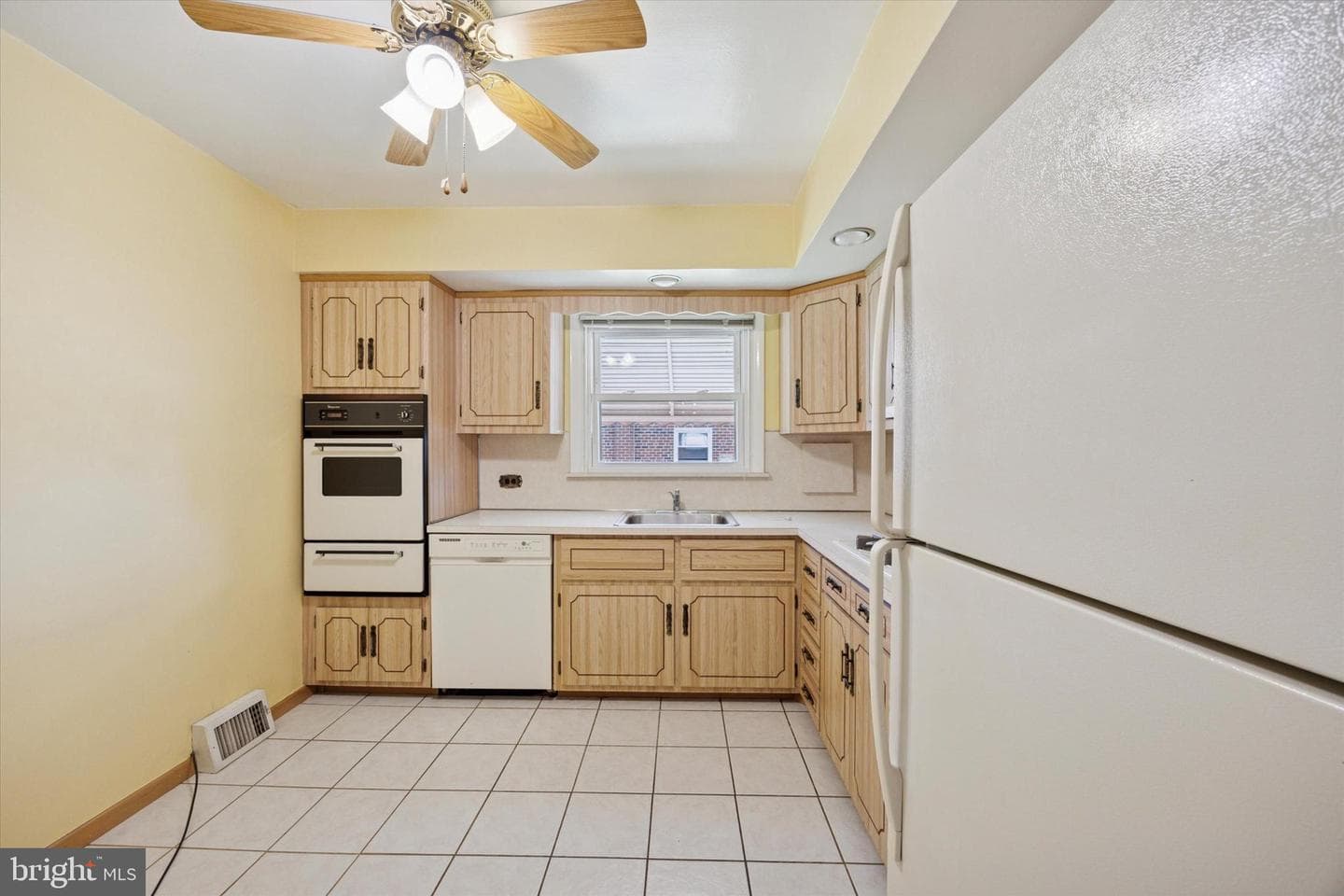 1147 Glenn Street photo 3