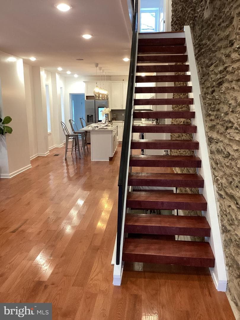 221 E Slocum Street photo 3