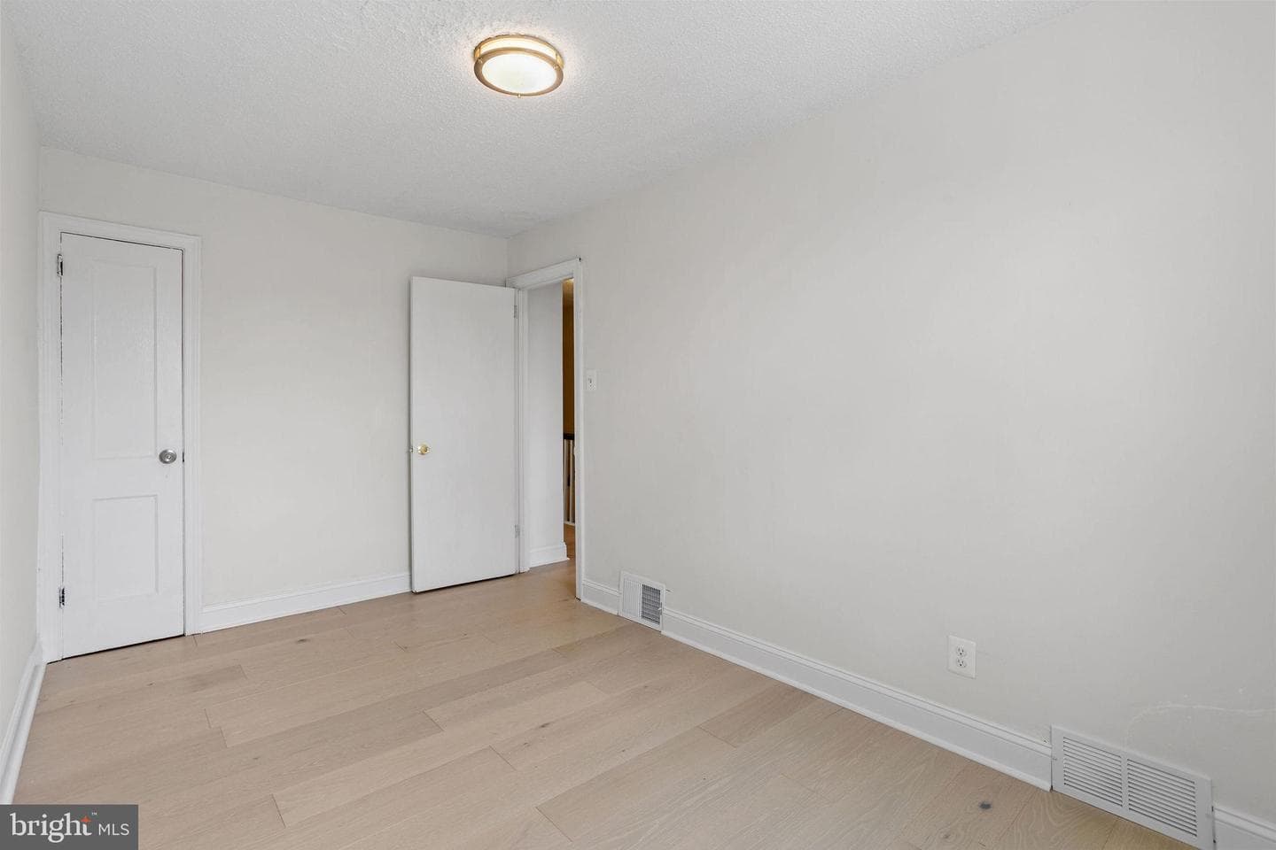 4242 Sheffield Avenue photo 13