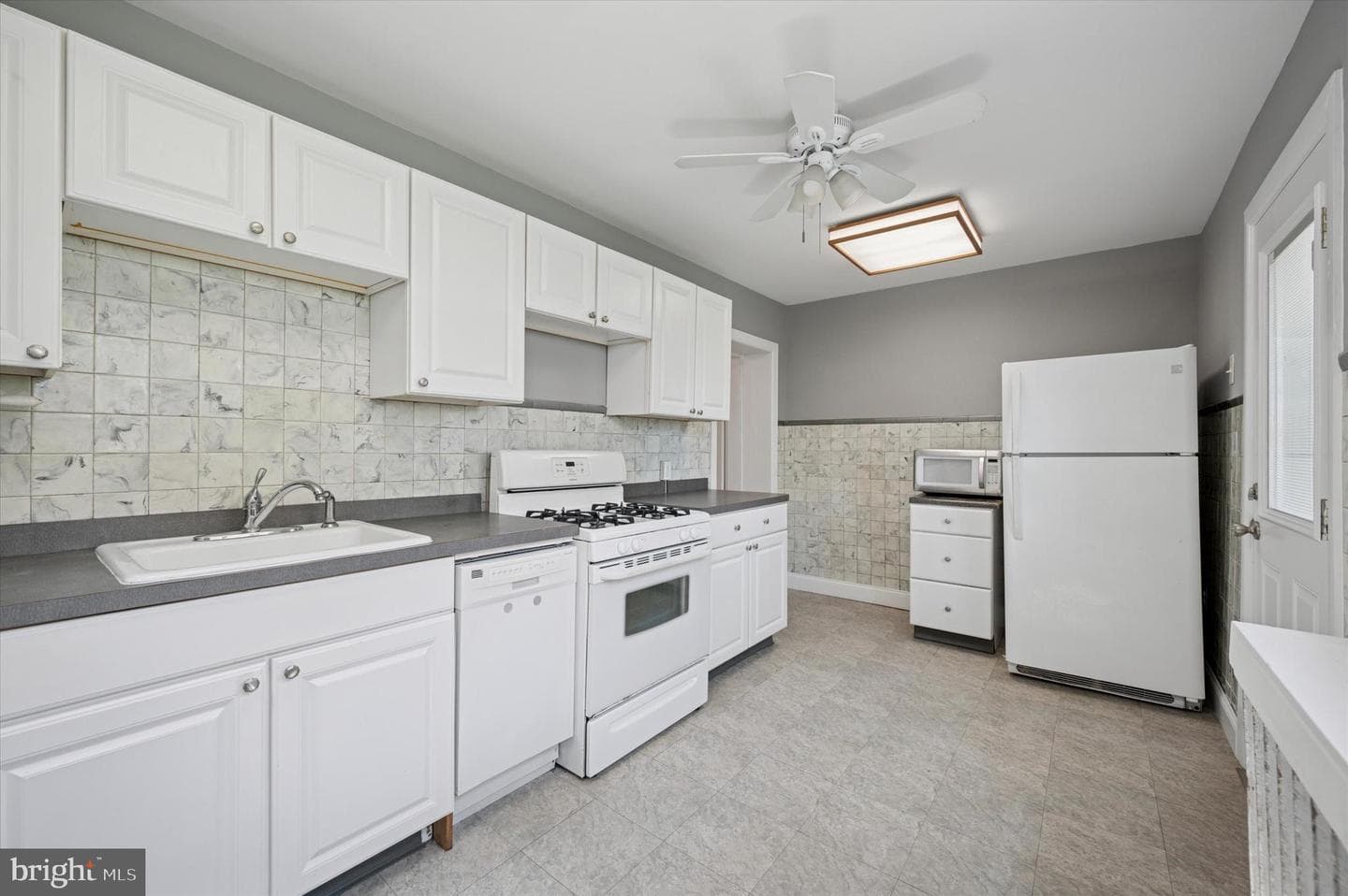 445 Dupont Street photo 10