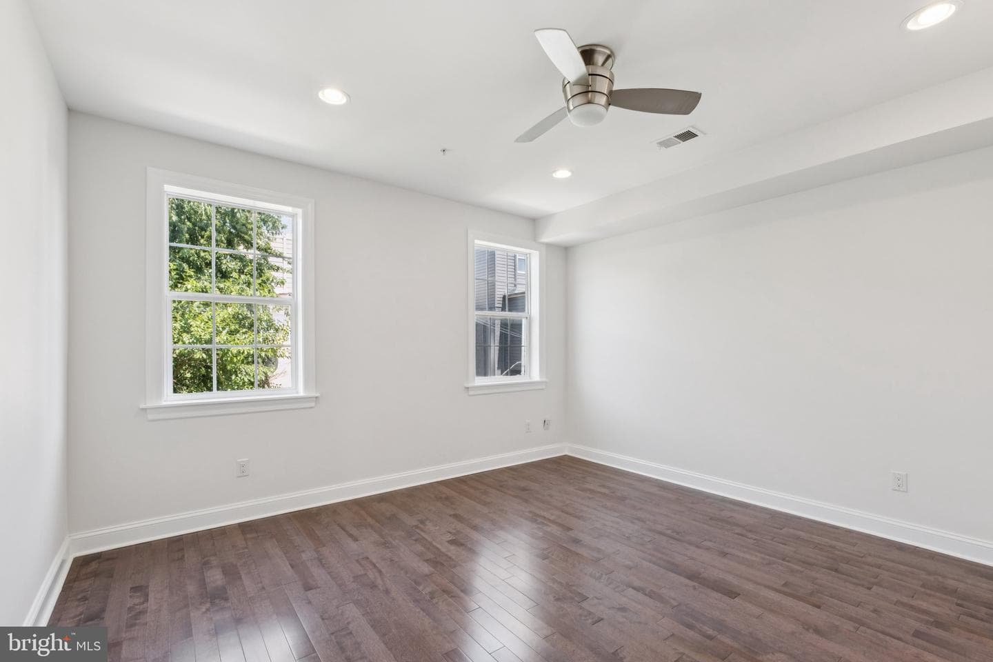 2529 W Oxford Street photo 11