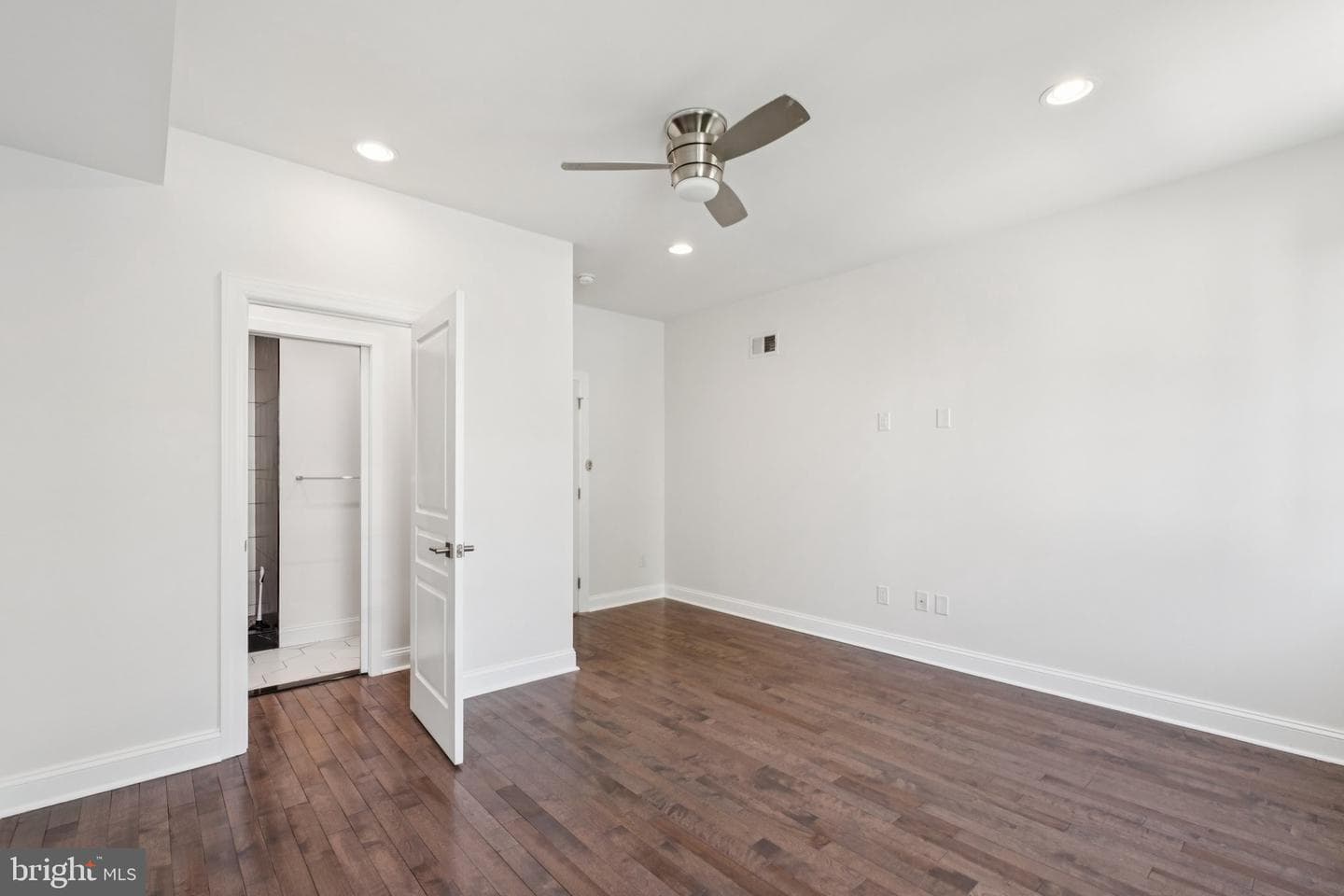 2529 W Oxford Street photo 12