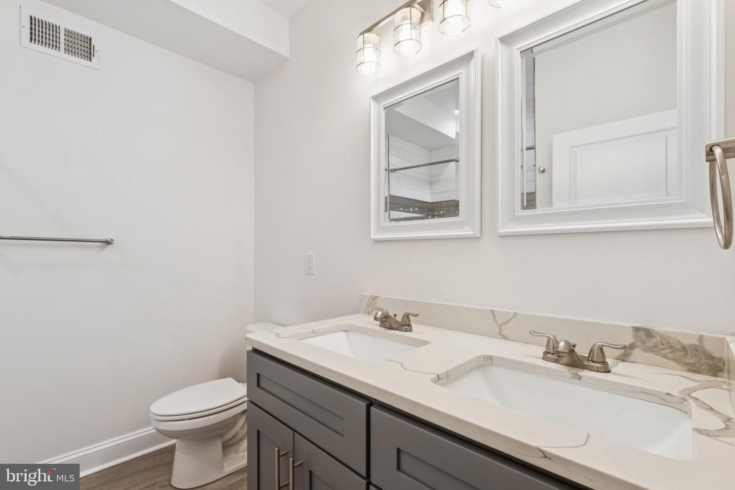 2529 W Oxford Street photo 15