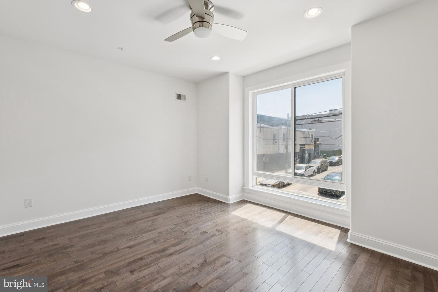 2529 W Oxford Street photo 16