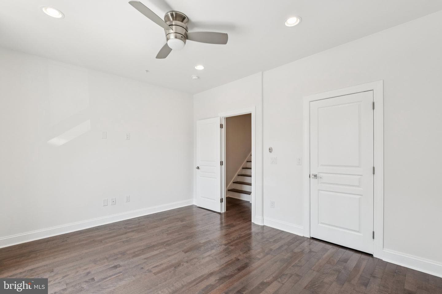 2529 W Oxford Street photo 17
