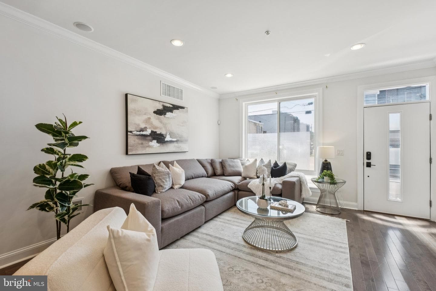2529 W Oxford Street photo 2