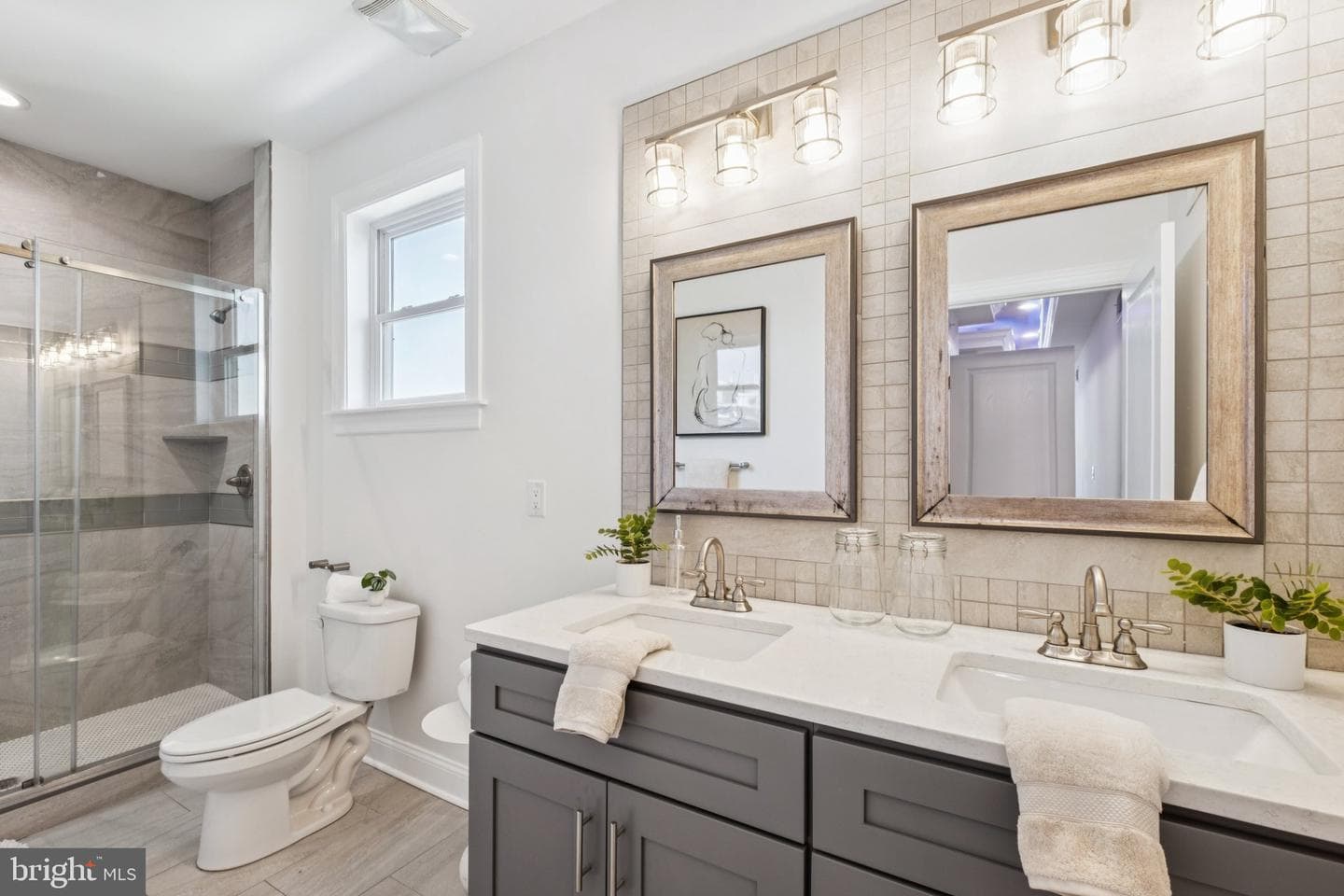 2529 W Oxford Street photo 26