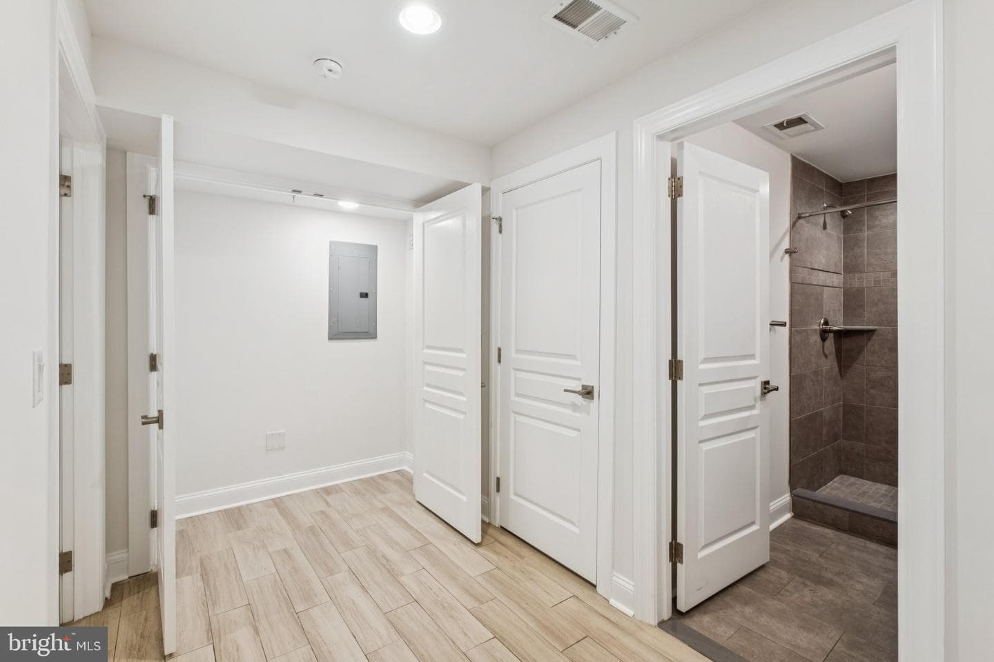 2529 W Oxford Street photo 28