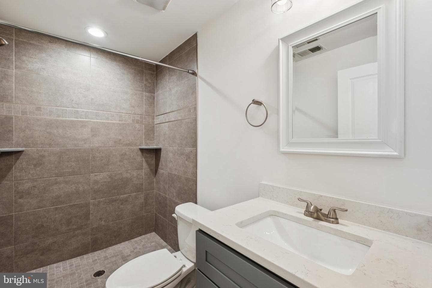 2529 W Oxford Street photo 29