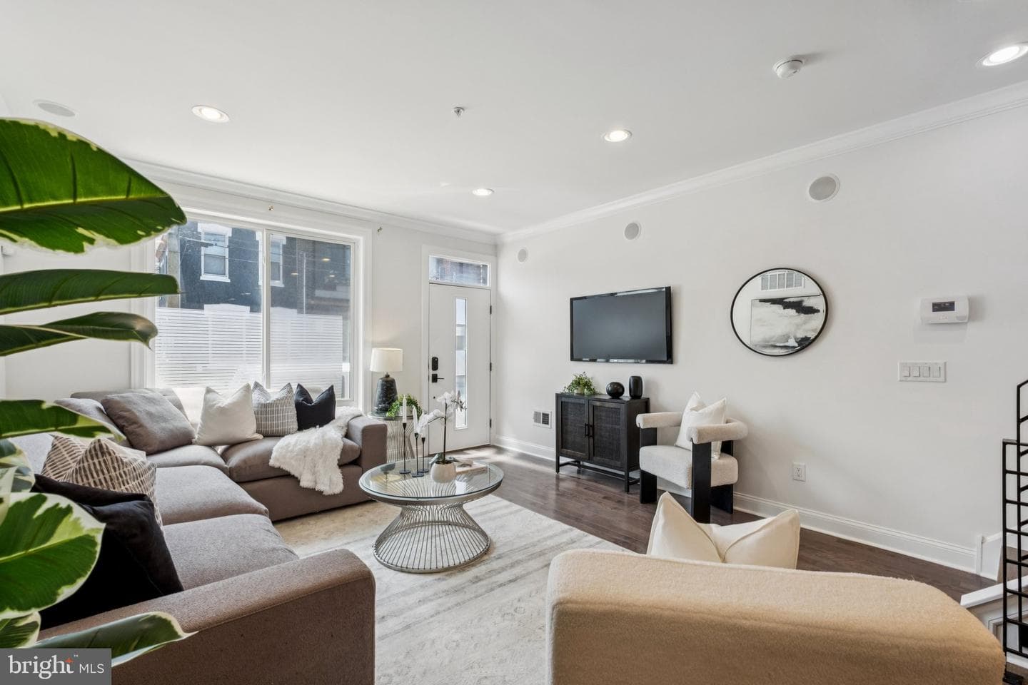 2529 W Oxford Street photo 3