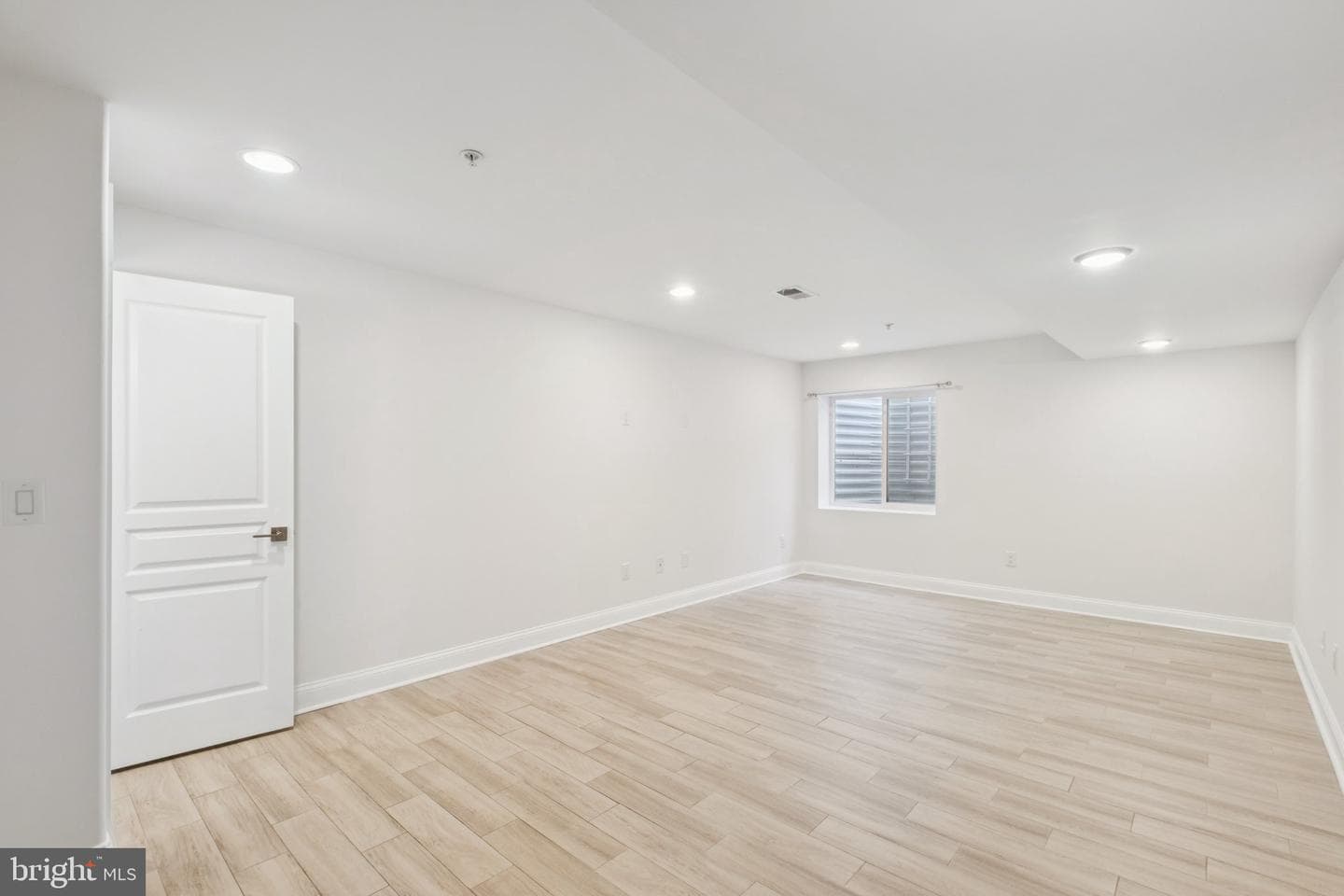 2529 W Oxford Street photo 32